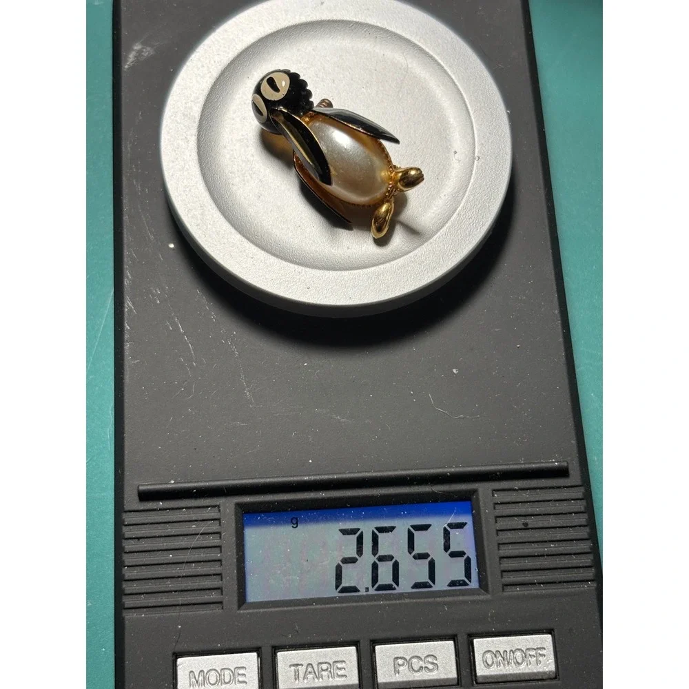 Vintage Penguin Brooch Faux Pearl Gold Tone Enamel Bird Pin Spain 27mm